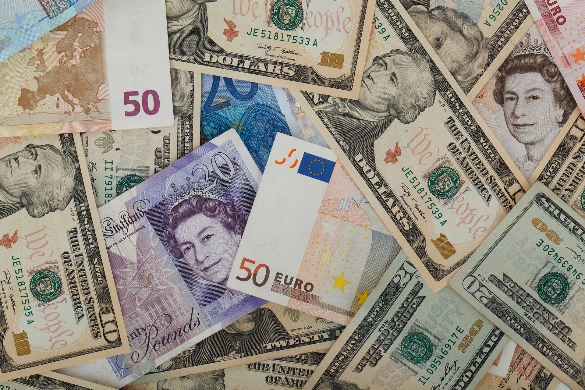 Patterns of invoicing currency in global trade in a fragmenting world economy